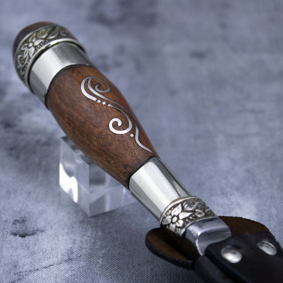 Wooden handle knife with embedded nickel silver design |El Boyero