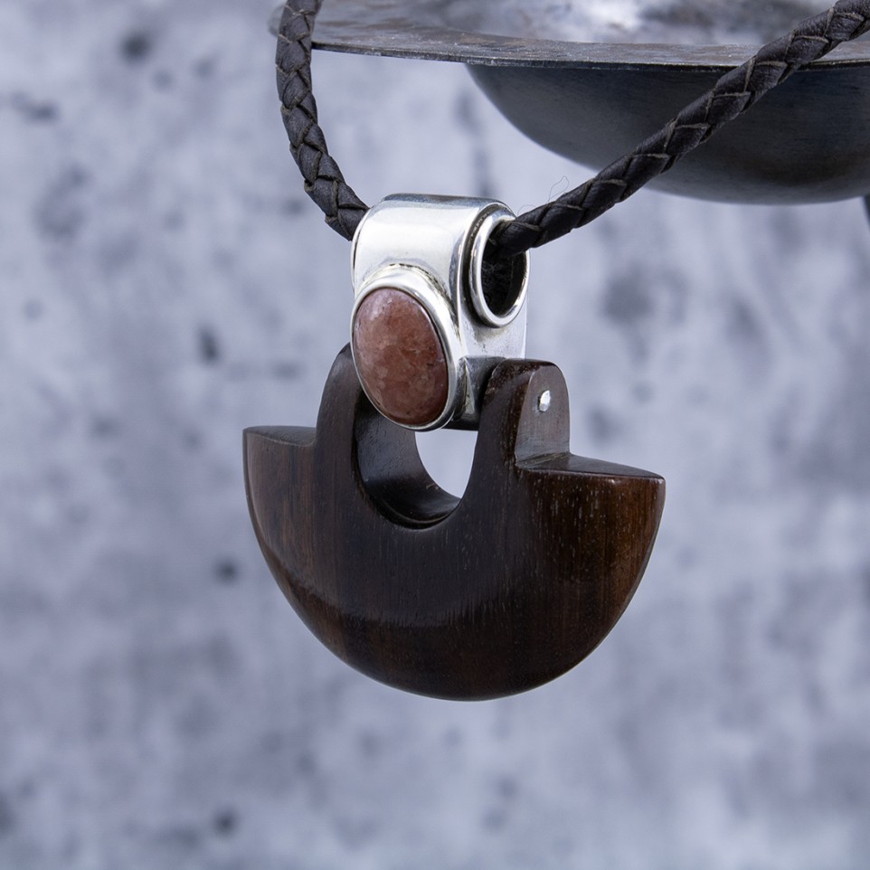 Sterling silver, wood and rhodochrosite pendant |El Boyero