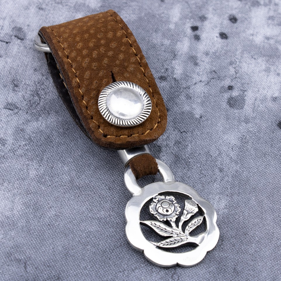 Capybara leather keychain - Thistle flower fretwork medal |El Boyero