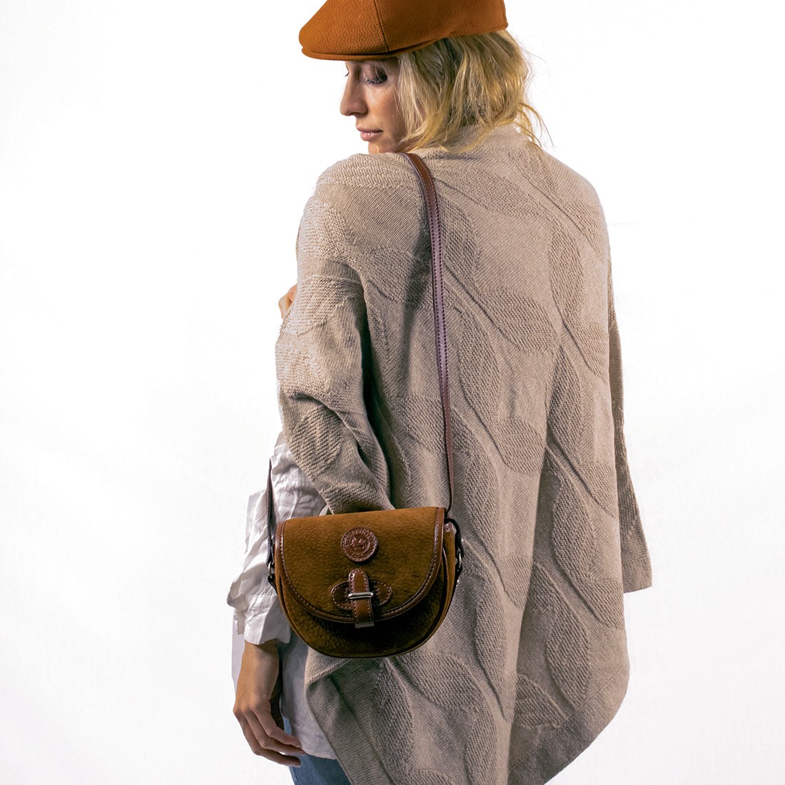 Capybara and cow leather purse with fastener |El Boyero