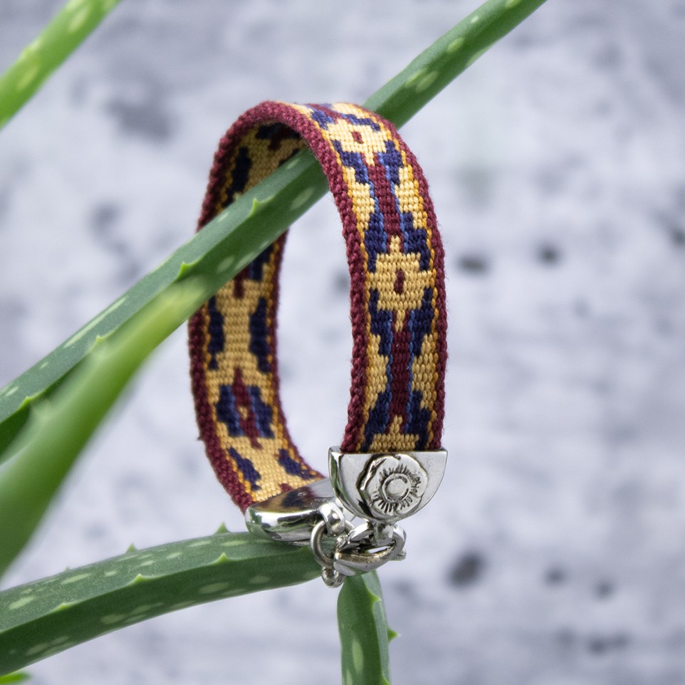 Loom woven bracelet with overlay on endings |El Boyero