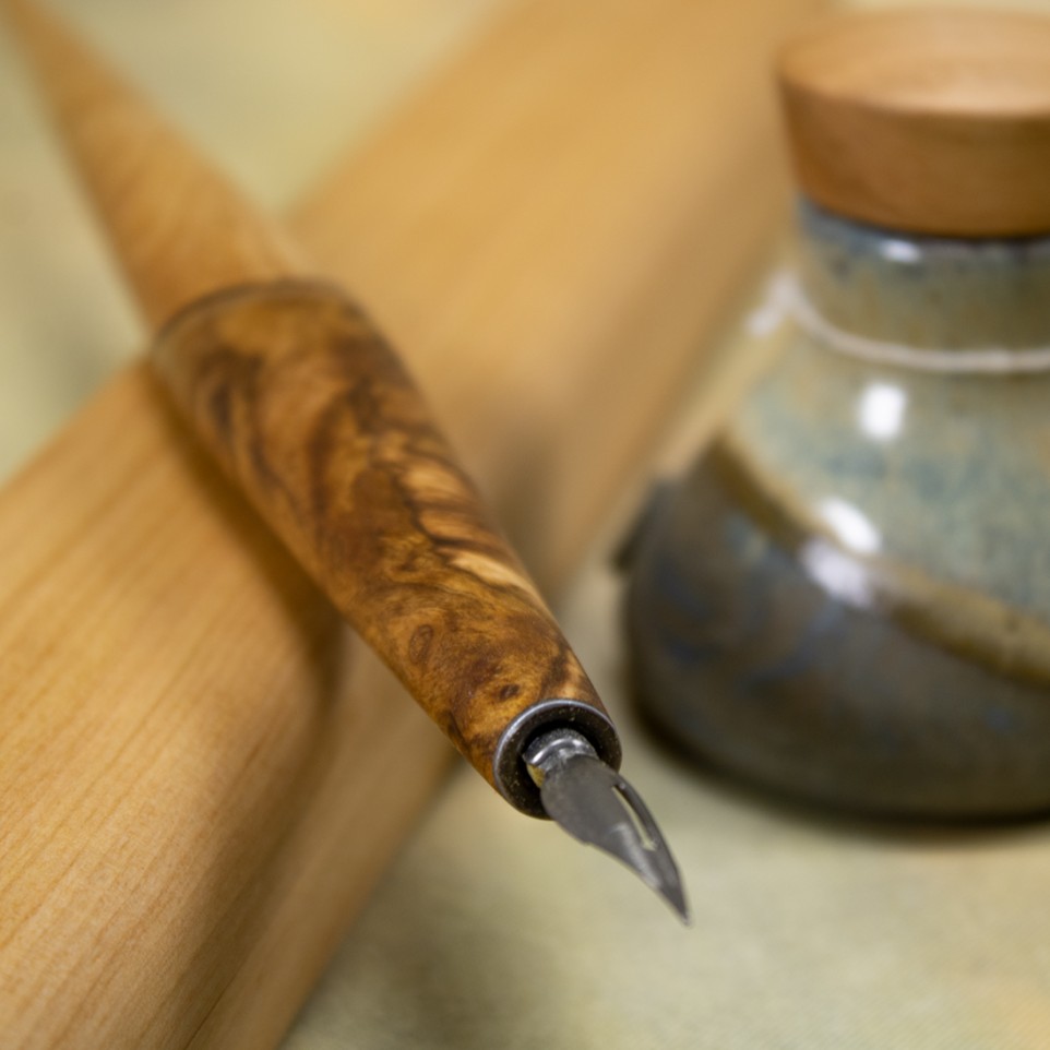 Wooden quill pen with case |El Boyero