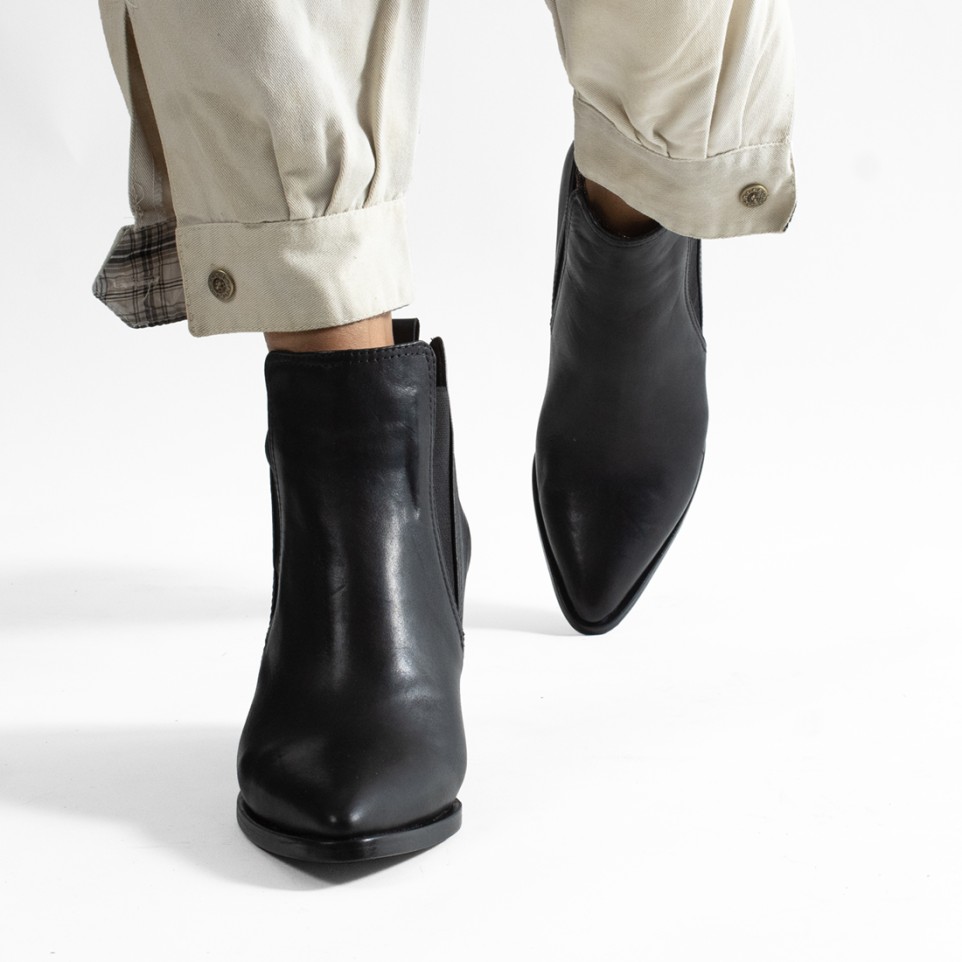 Leather ankle boots with elastic |El Boyero