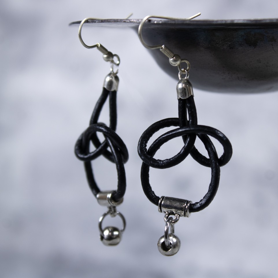 Leather and silver earrings |El Boyero