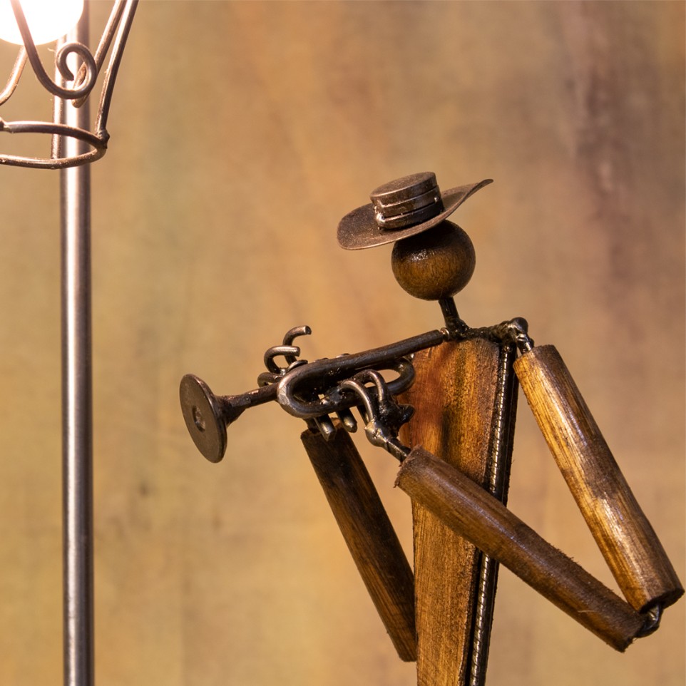 Trompeter on bench iron sculpture |El Boyero