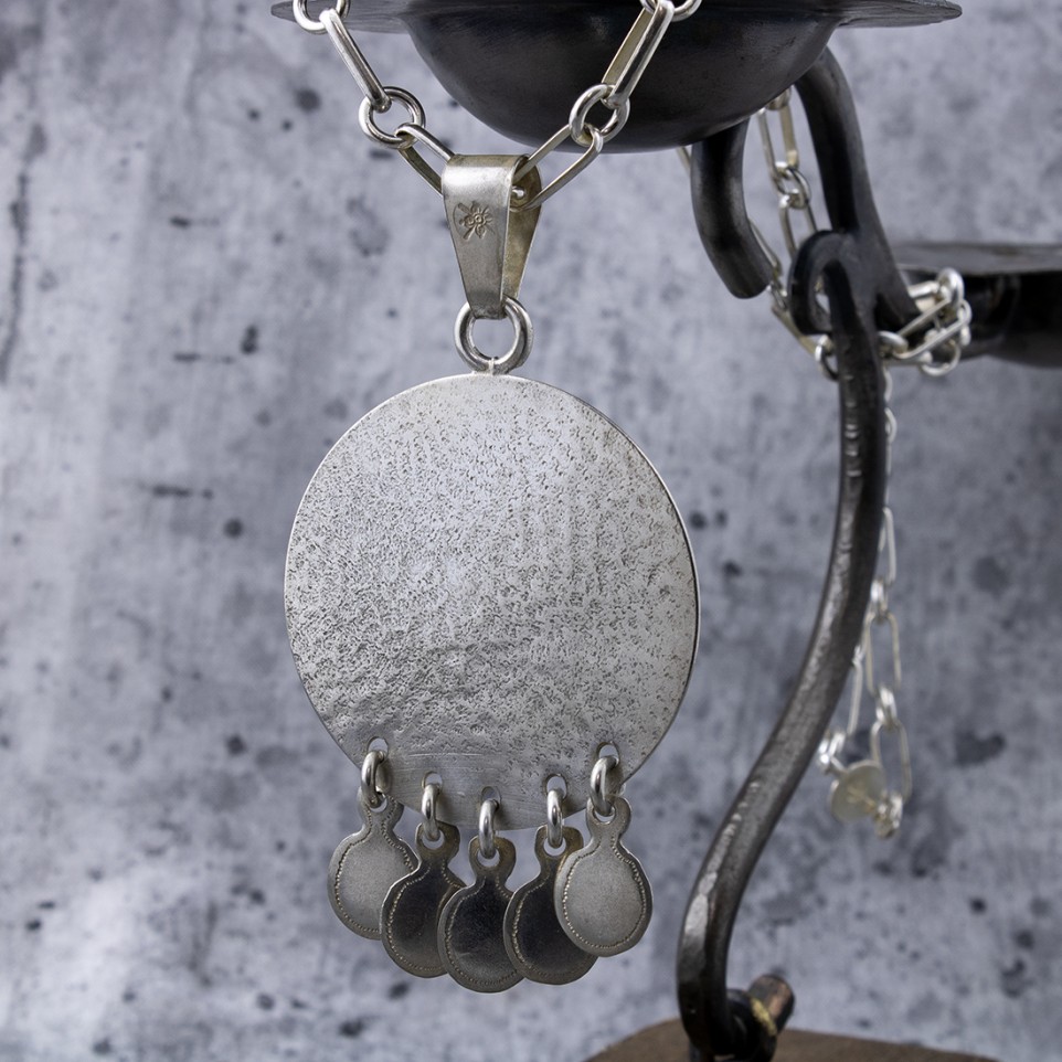 Rounded necklace with hanging charms |El Boyero