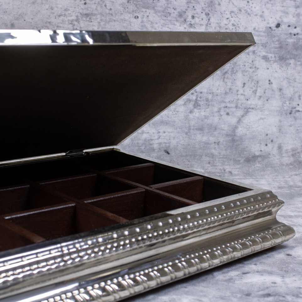 Chiselled nickel silver tea box |El Boyero