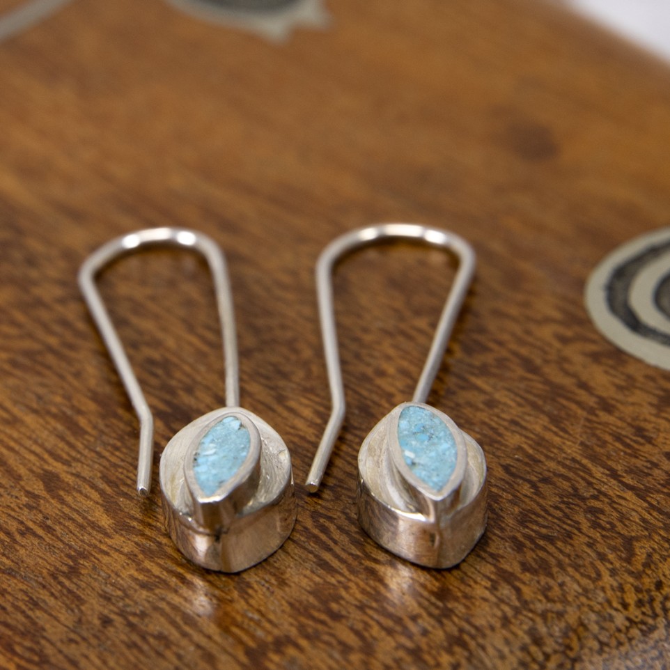 Silver and stone dangle earrings |El Boyero