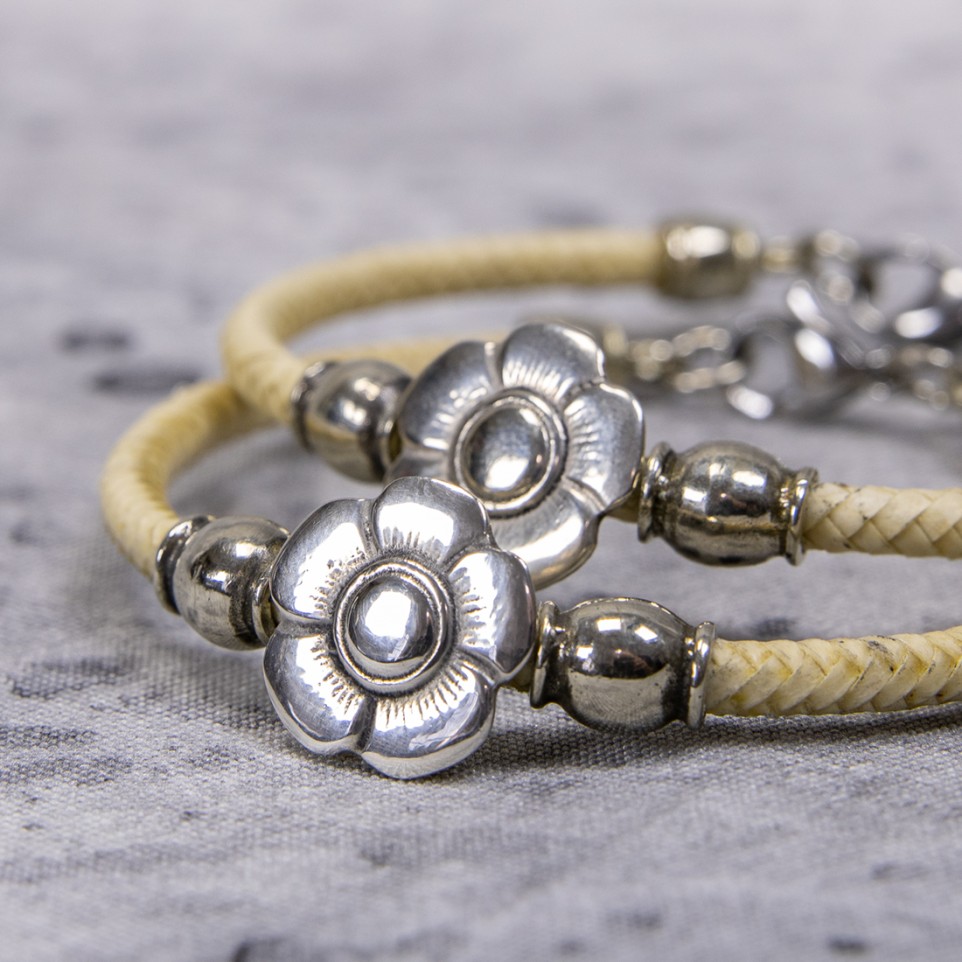 Raw leather bracelet and nickel silver flower-shaped charm |El Boyero