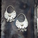 Round medium-size silver earrings with finishing design |El Boyero