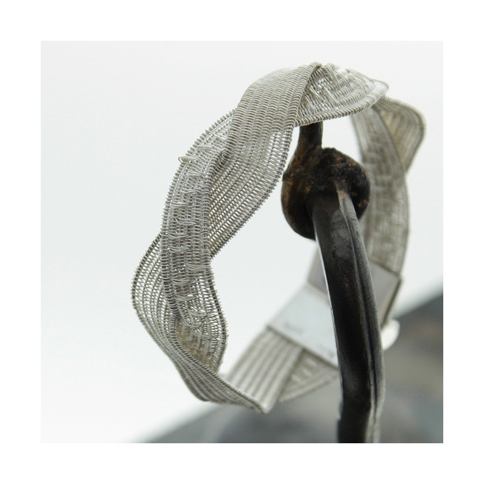 Handknitted silver bracelet. 'Embrace' design |El Boyero