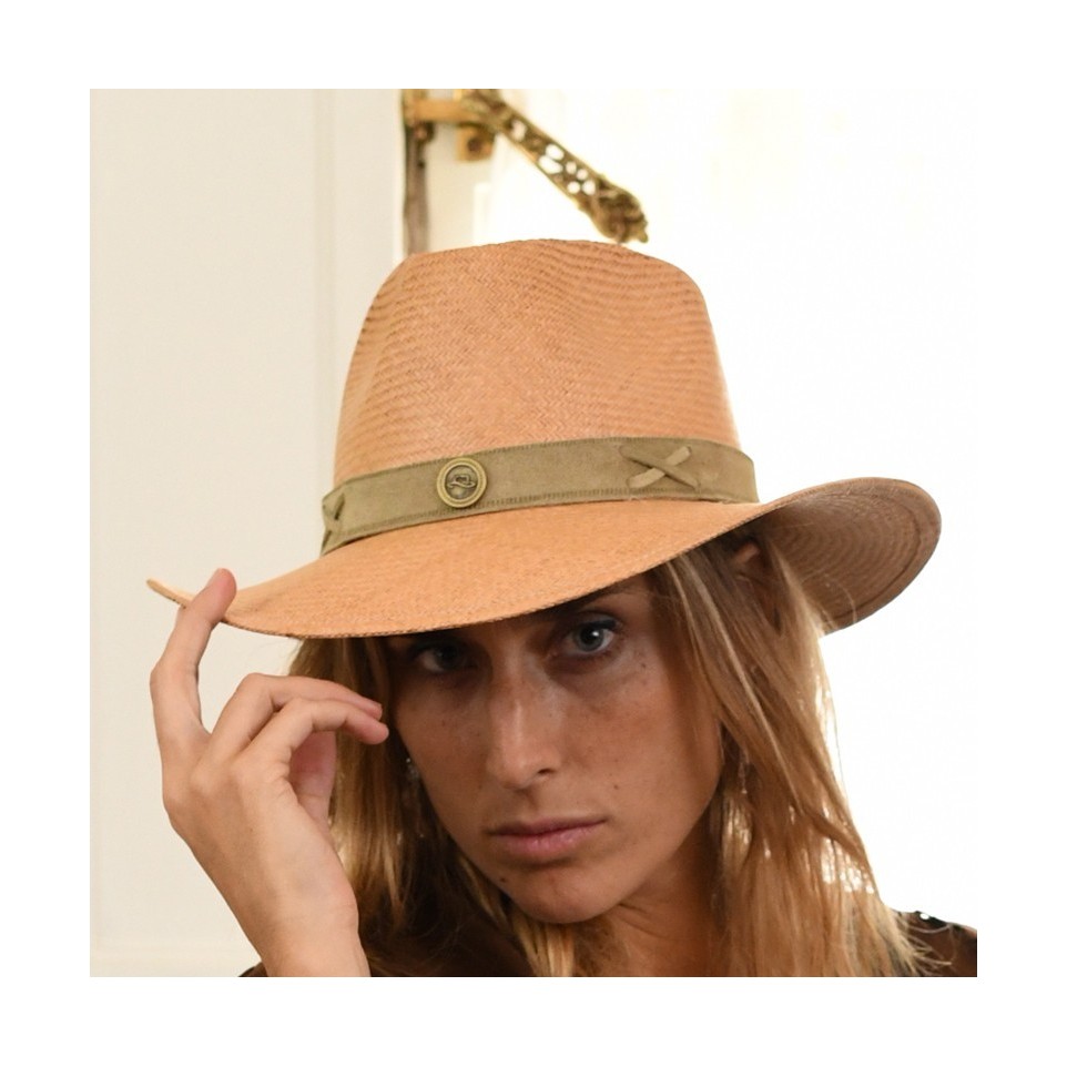 Sombrero "Panamá" con vincha de cuero. Color tostado.